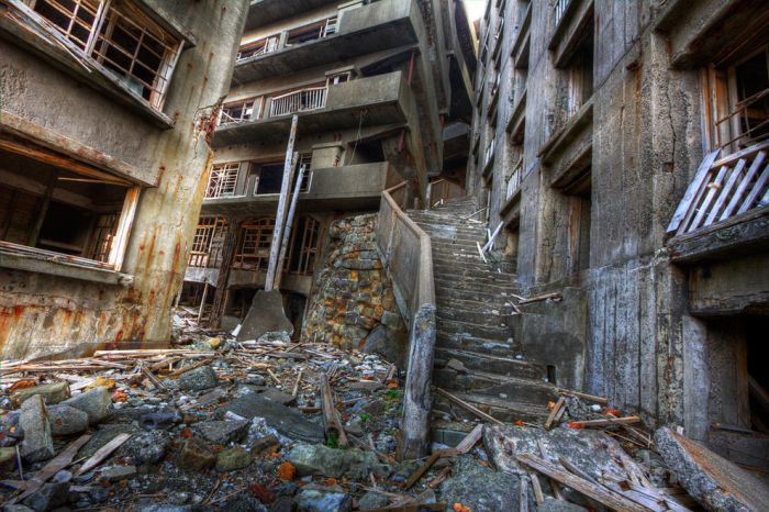 The Abandoned Island That's A Real Life Bond Villain Lair (21 pics)