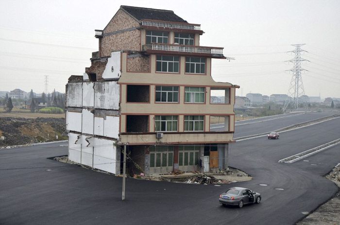 House in the Middle of a Motorway (8 pics)