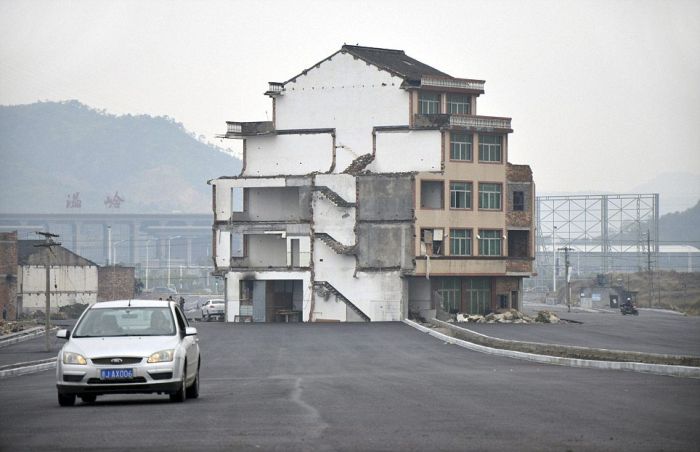 House in the Middle of a Motorway (8 pics)