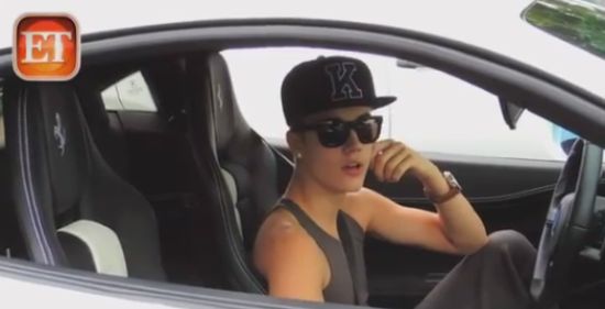 Justin Bieber Stops Traffic Because of Paparazzi