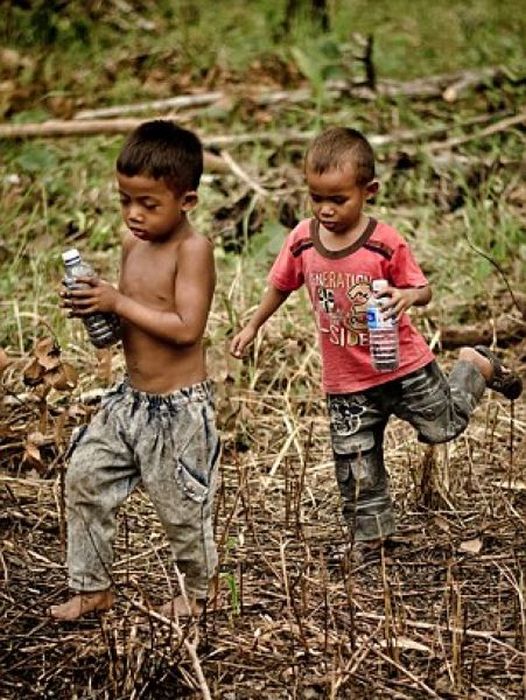 Children in Cambodia Eat Spiders (14 pics)