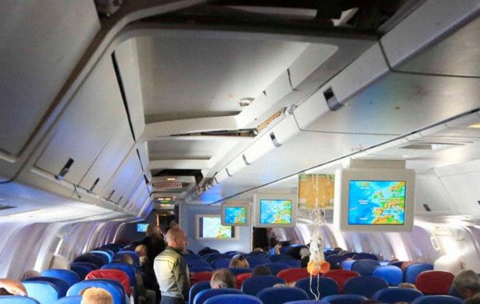 When a Plane Hits an Air Pocket (4 pics)