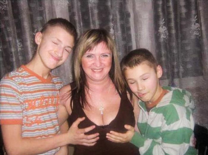 Kids Love Boobs (25 pics)