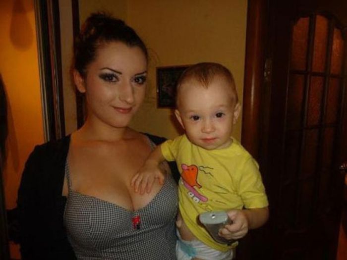 Kids Love Boobs (25 pics)