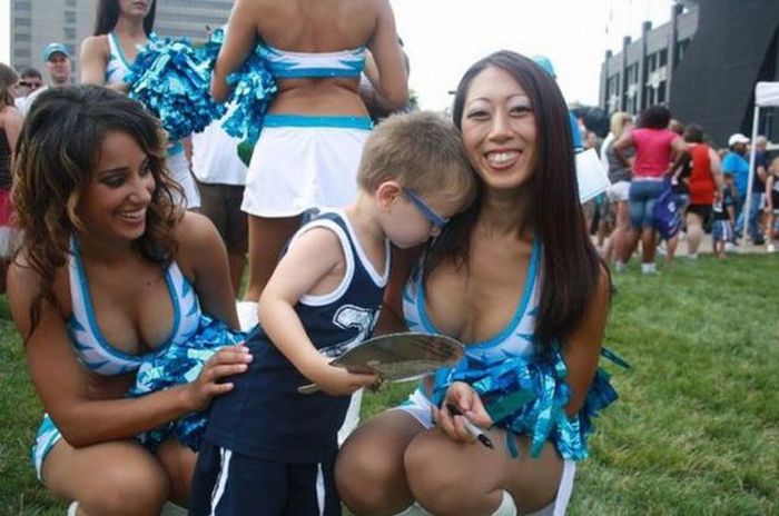 Kids Love Boobs (25 pics)