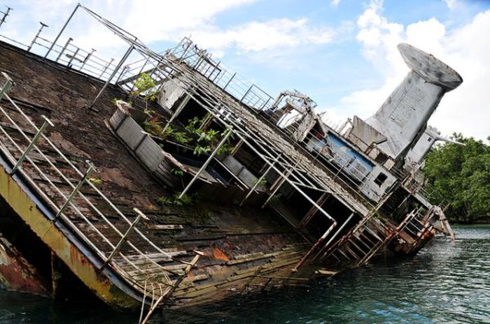 Abandoned Cruise Ship World Discoverer (15 pics)