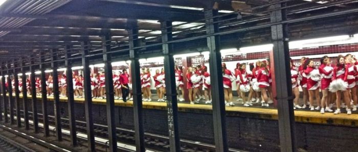 Cheerleaders in NYC Subway (5 pics)