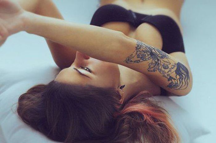 Hot Girls with Tattoos (50 pics)