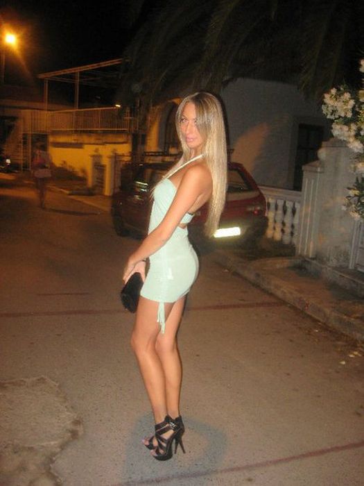 Pretty Girls in Tight Dresses (50 pics)