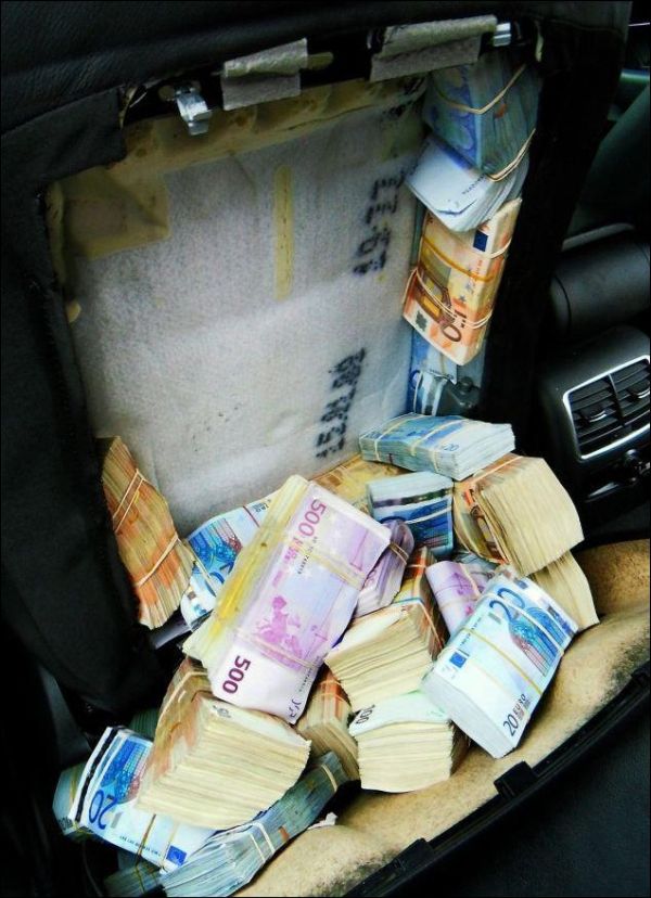 1.8 Million Euro Inside Car Seats (4 pics)