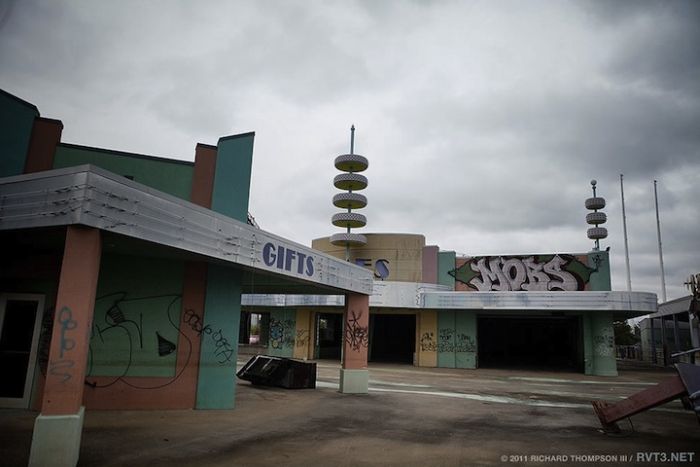 Abandoned Six Flags in New Orleans. Part 2 (73 pics)