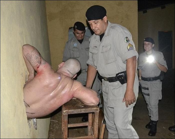 Prison Escape Fail (4 pics)