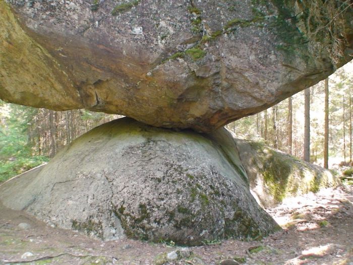 Kummakivi Stone (6 pics)