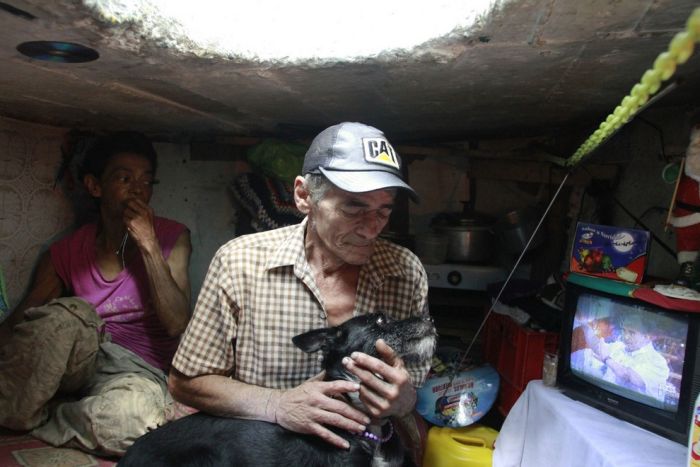 Home in a Sewer (12 pics)