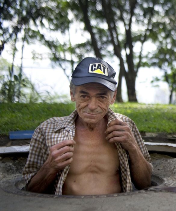 Home in a Sewer (12 pics)