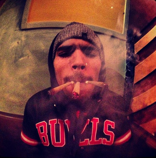 Chris Brown Smoking Weed (14 pics)