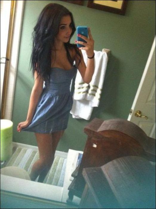 Hot Girls Taking Self Shots (46 pics)