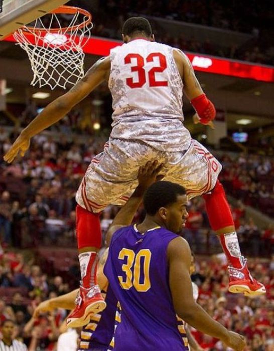 Perfectly Timed Sports Photos (40 pics)