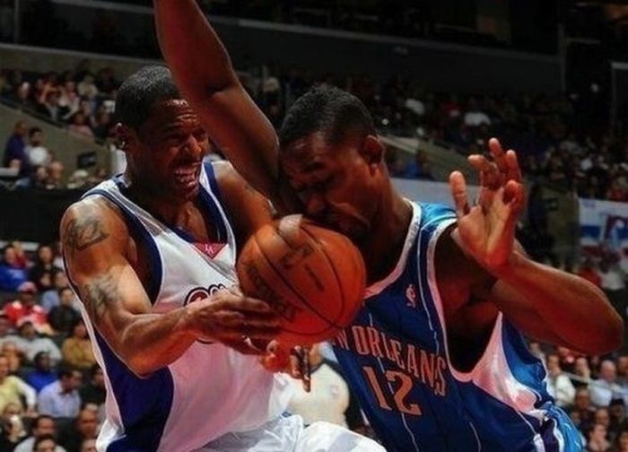 Perfectly Timed Sports Photos (40 pics)