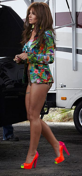 Girls with Beautiful Legs (40 pics)