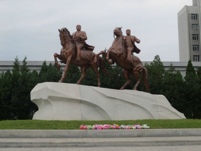 Visiting North Korea (44 pics)