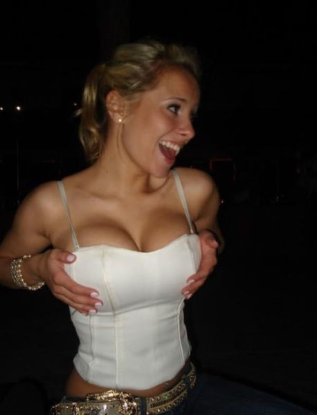 Busty Girls (60 pics)
