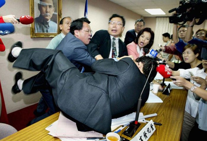 Fighting in the Parliaments (25 pics)
