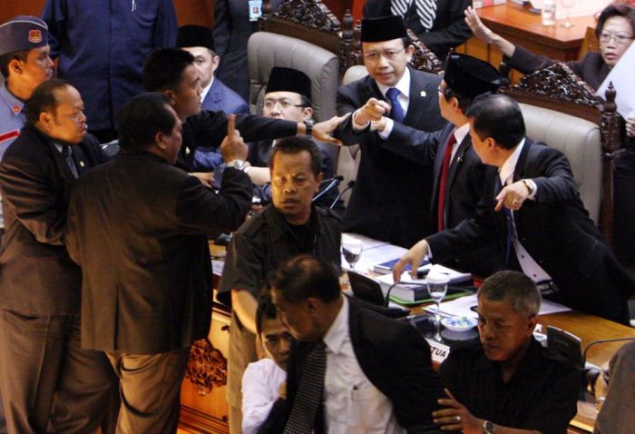 Fighting in the Parliaments (25 pics) Fighting in the Parliaments (25 pics)