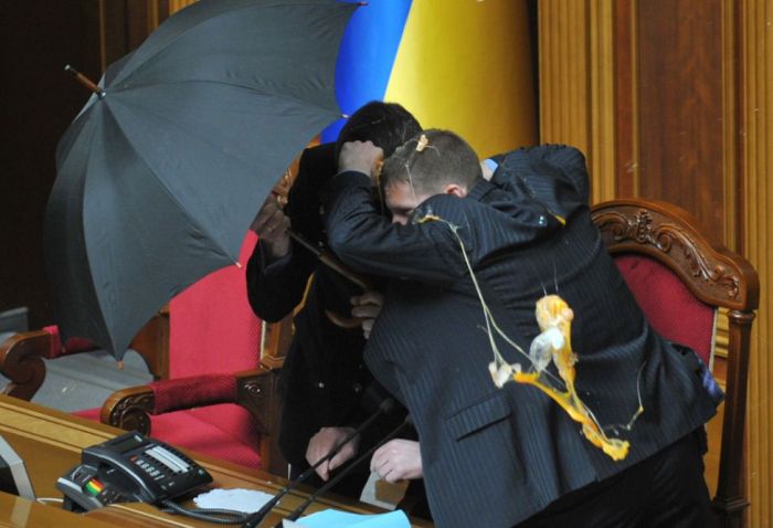 Fighting in the Parliaments (25 pics)