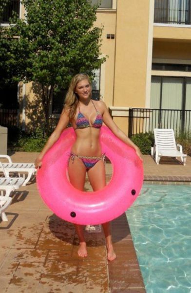 Girls in Bikini (52 pics)