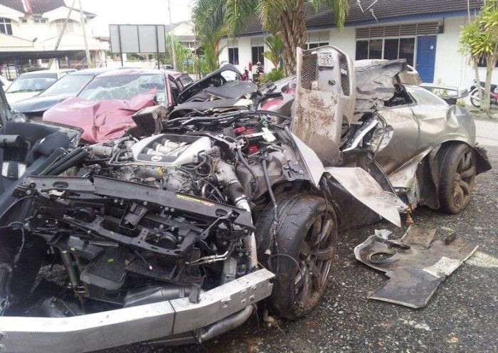 Wrecked Supercars (43 pics)