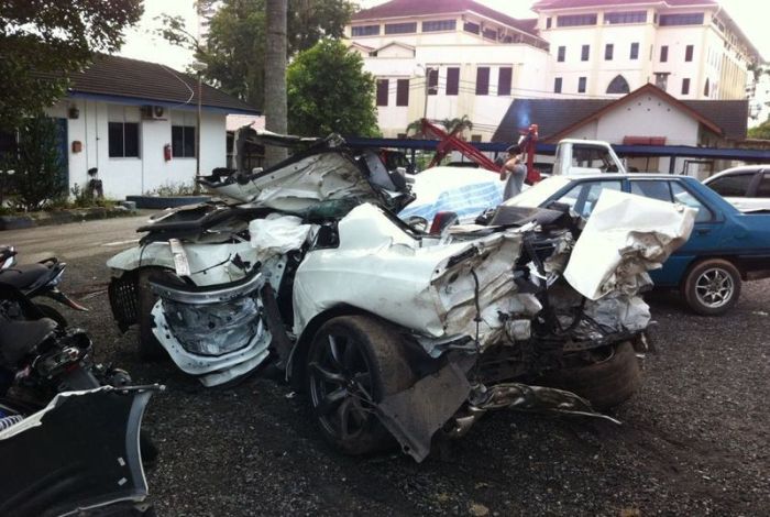 Wrecked Supercars (43 pics)