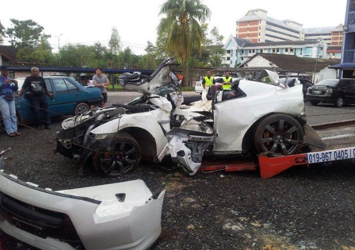 Wrecked Supercars (43 pics)