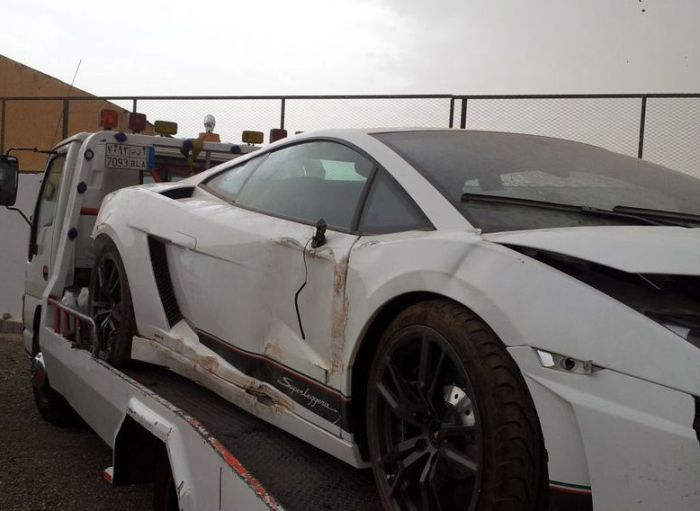 Wrecked Supercars (43 pics)