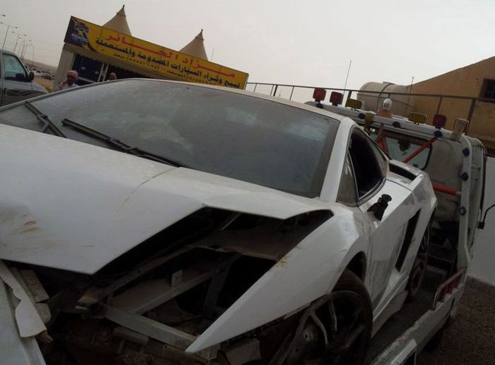 Wrecked Supercars (43 pics)