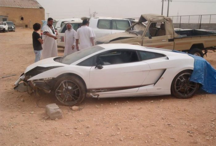 Wrecked Supercars (43 pics)