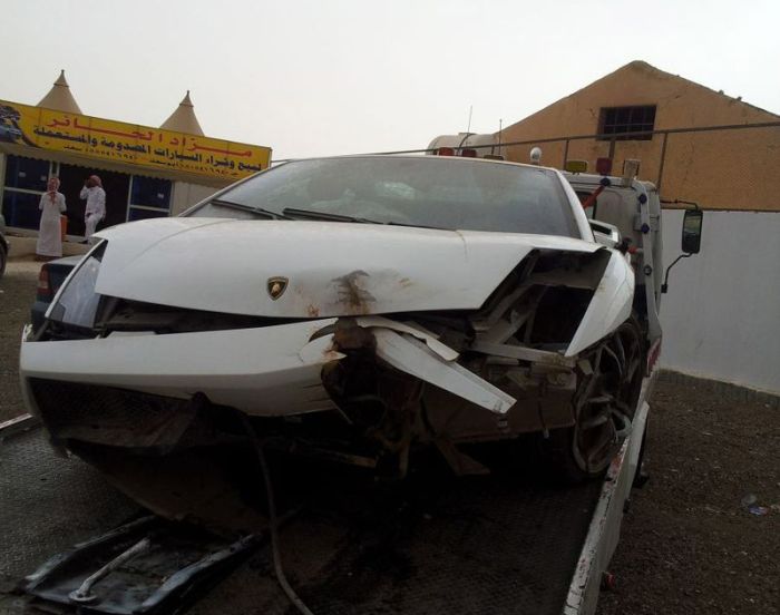 Wrecked Supercars (43 pics)