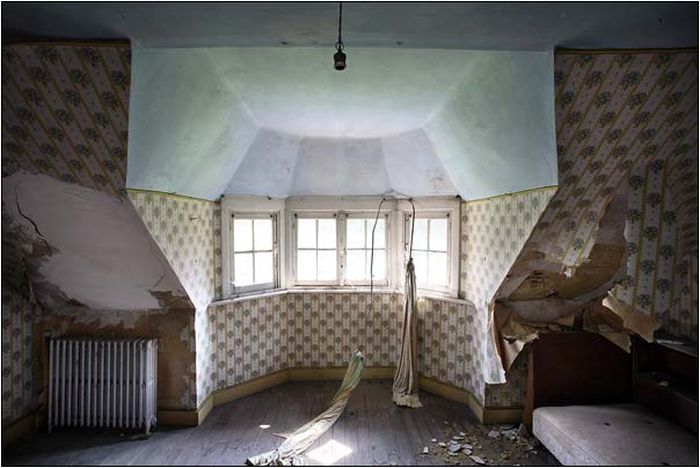Abandoned House (24 pics)