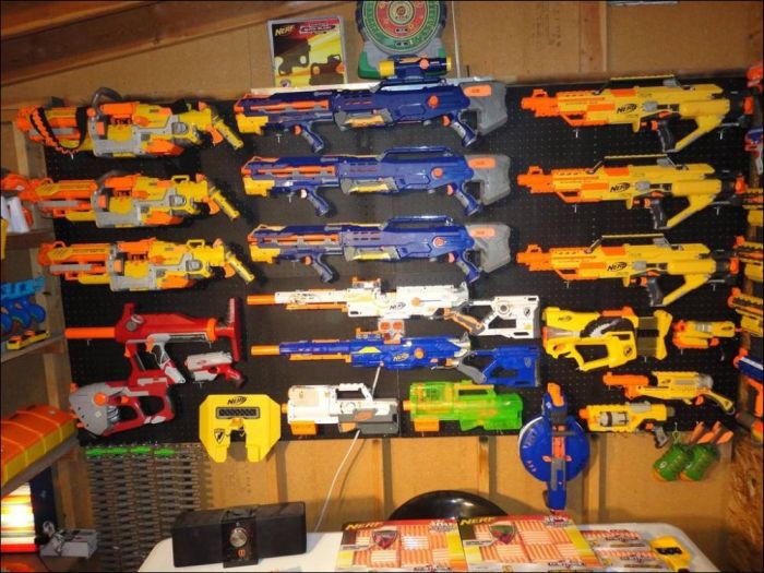 There Are So Many Guns in This Place (10 pics)