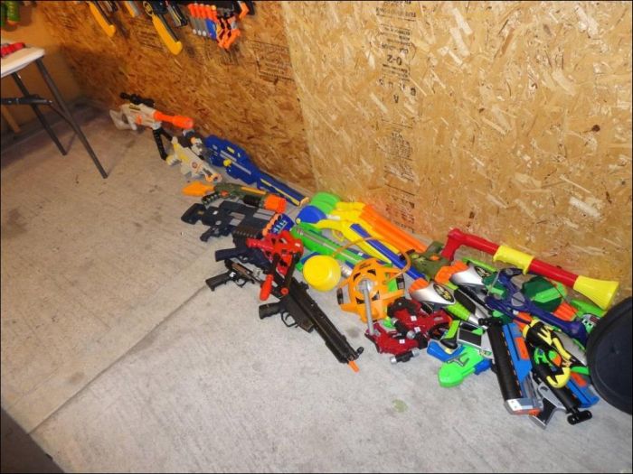 There Are So Many Guns in This Place (10 pics)