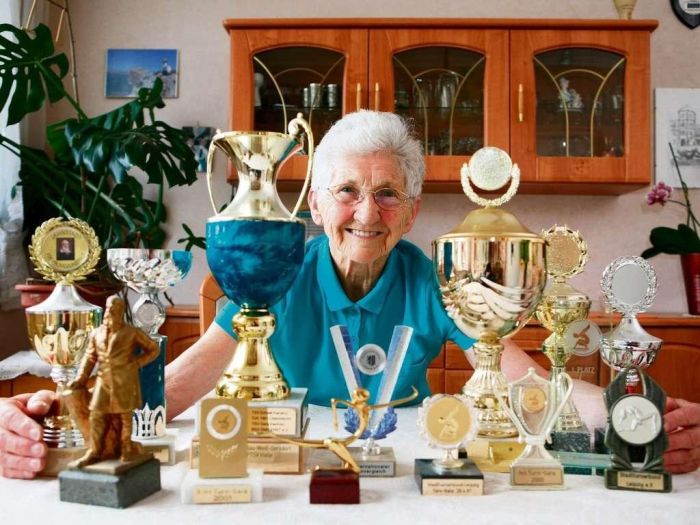 86-Year-Old Grandma Still Doing Gymnastics (24 pics)
