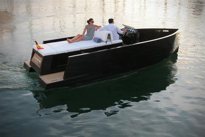 The Mini Yacht De Antonio D23 (14 pics)