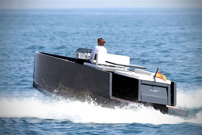 The Mini Yacht De Antonio D23 (14 pics)