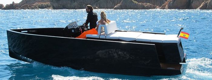 The Mini Yacht De Antonio D23 (14 pics)