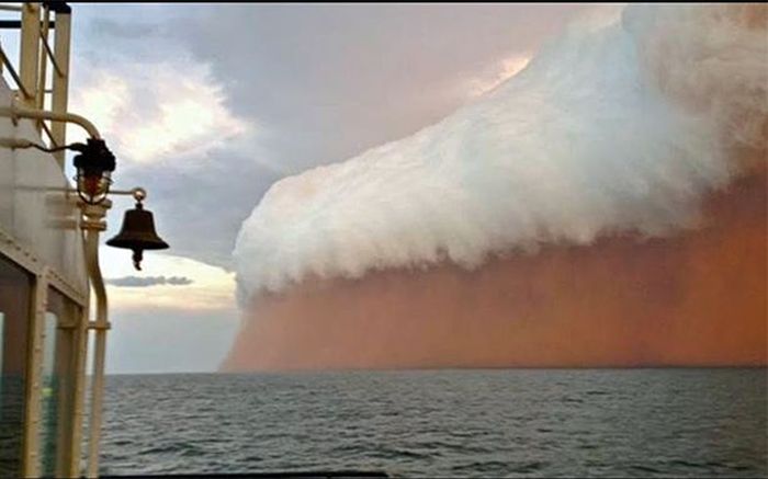 'Red Wave' Dust Storm (10 pics)