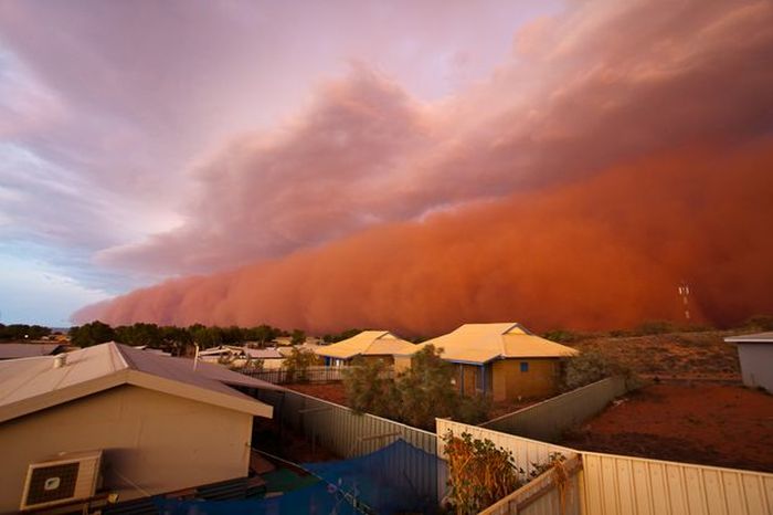 'Red Wave' Dust Storm (10 pics)