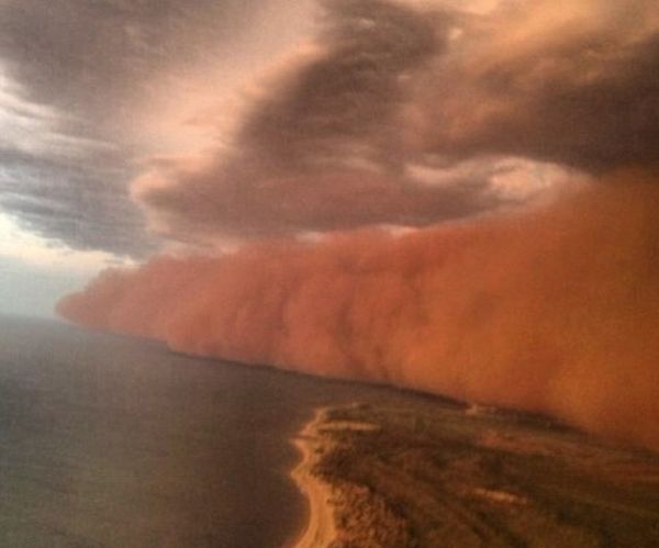 'Red Wave' Dust Storm (10 pics)