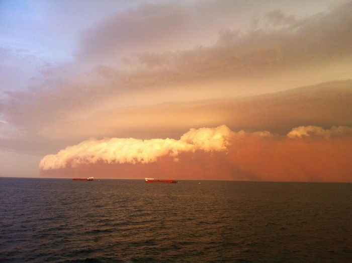 'Red Wave' Dust Storm (10 pics)