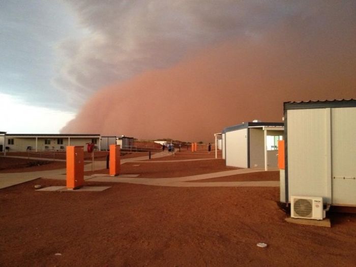 'Red Wave' Dust Storm (10 pics)