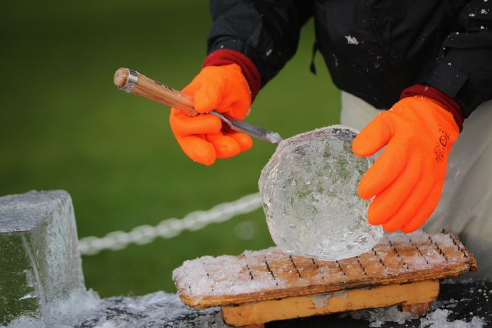 How to Build an Ice Sculpture (12 pics)